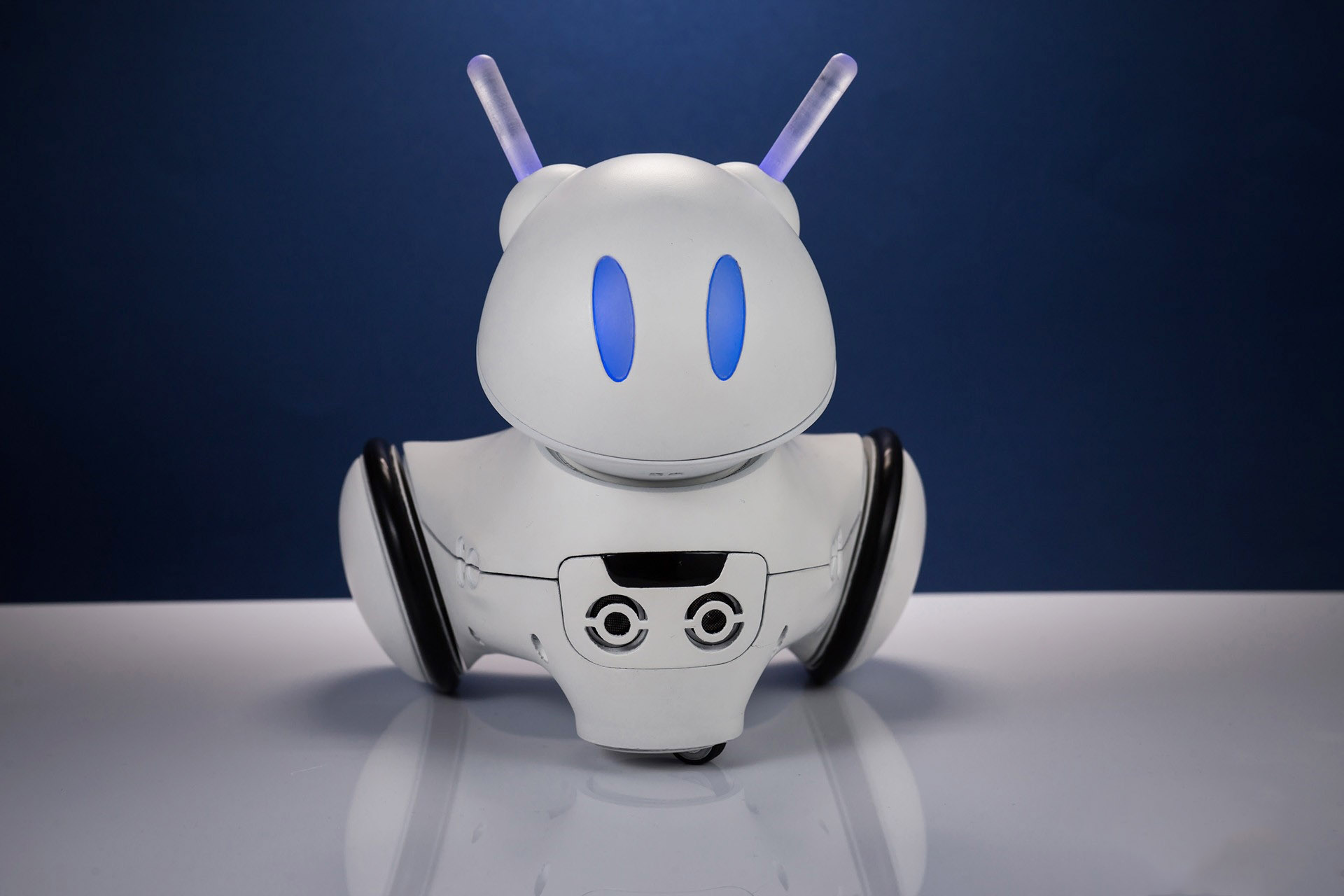 Робот научит детей программированию